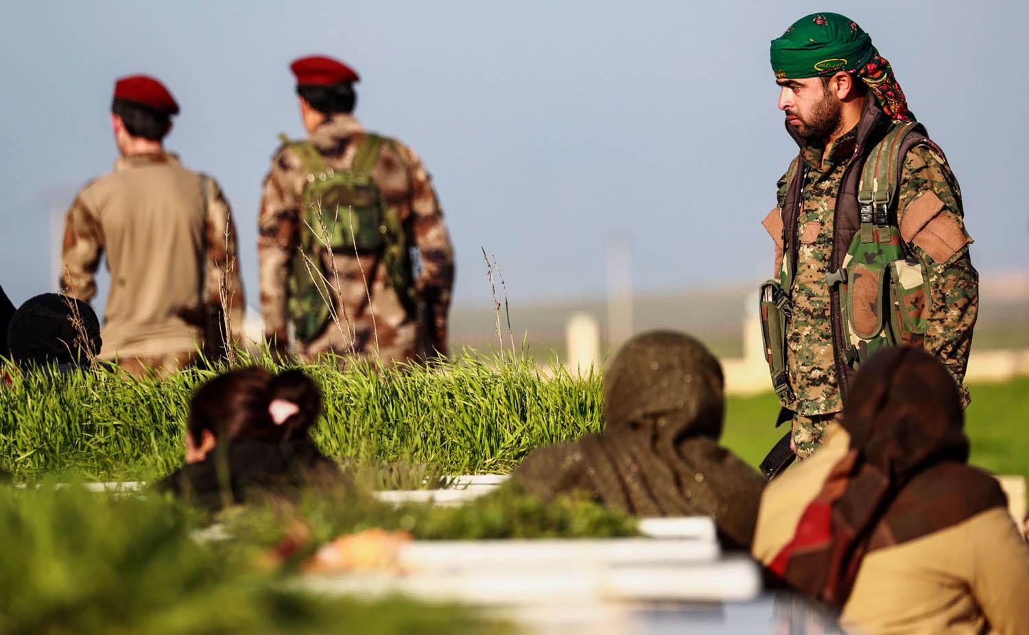 مقاتلون عرب من قوات سوريا الديمقراطية يشاركون في دفن رفيق لهم