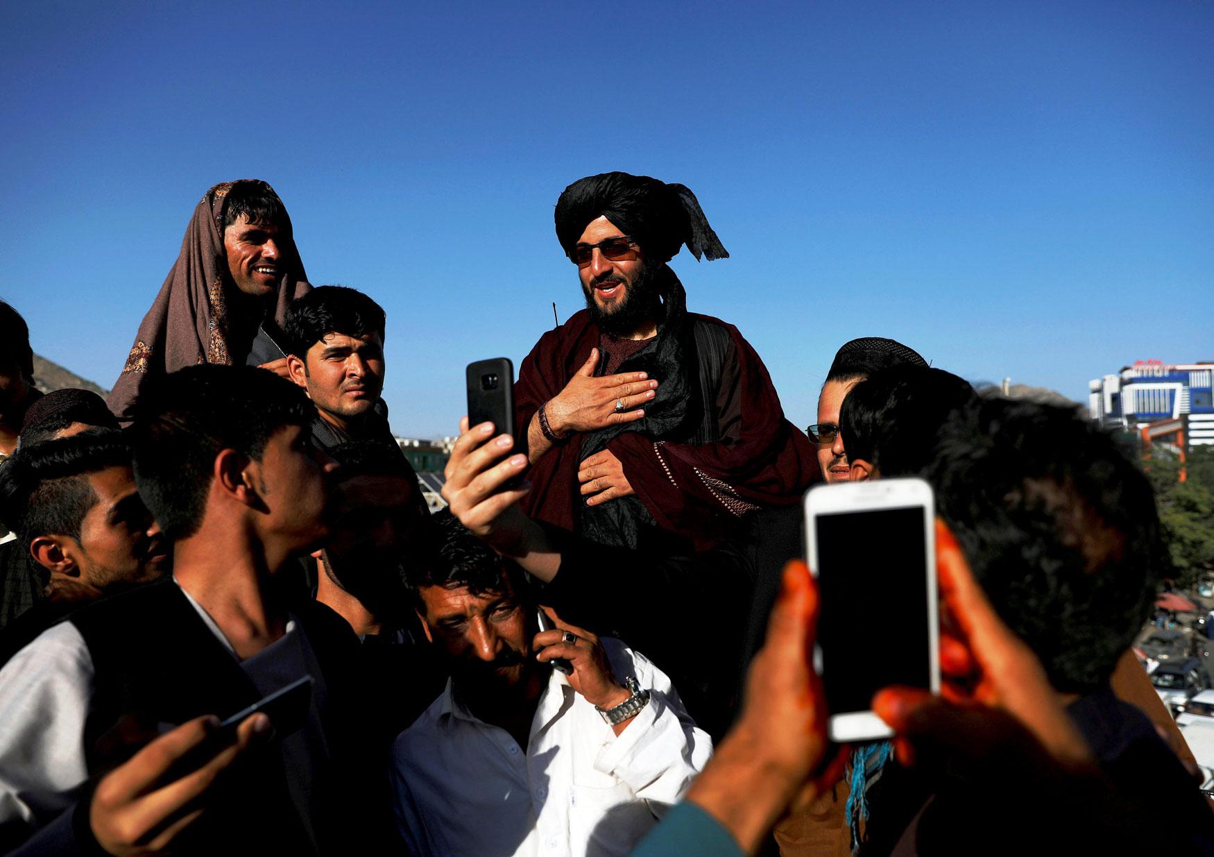 مقاتلو طالبان التقطوا صور سيلفي مع المواطنين والجنود والمسؤولين الأفغان 