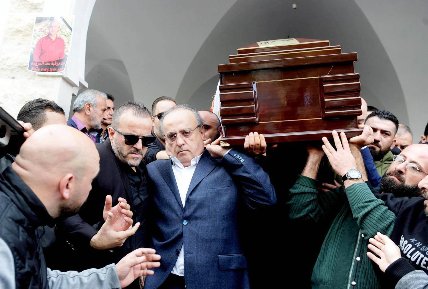 وئام وهاب خلال تشييع جنازة أحد مرافقيه الذي قتل في حادثة أمنية