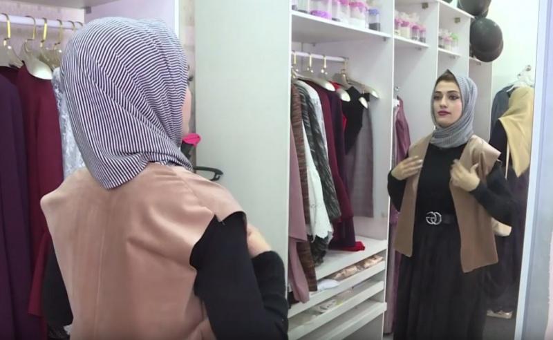 مصممة أزياء فلسطينية تتطلع للانتشار عبر مواقع التواصل