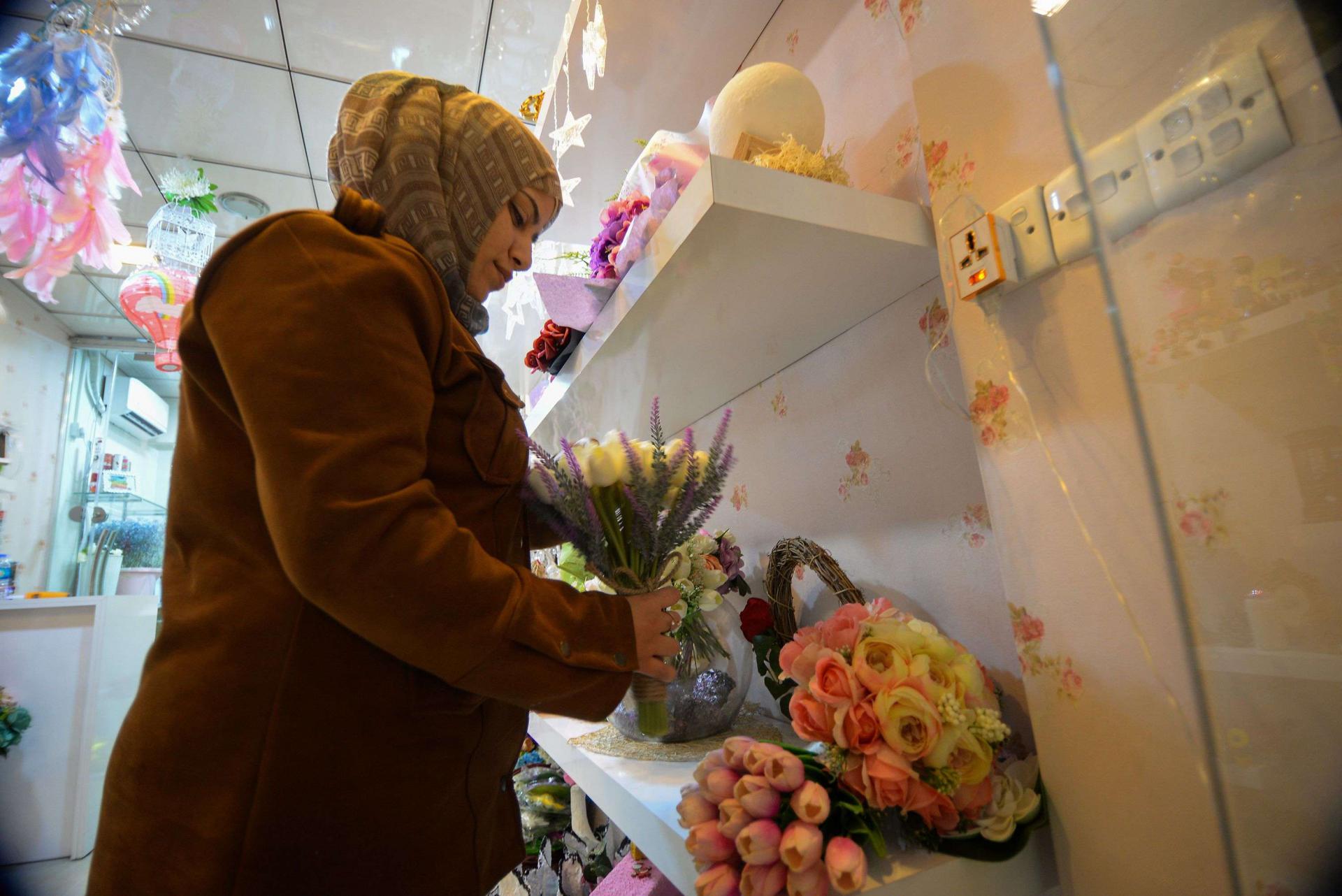 الشابة دانيا سالم  صاحبة محل لبيع الزهور 