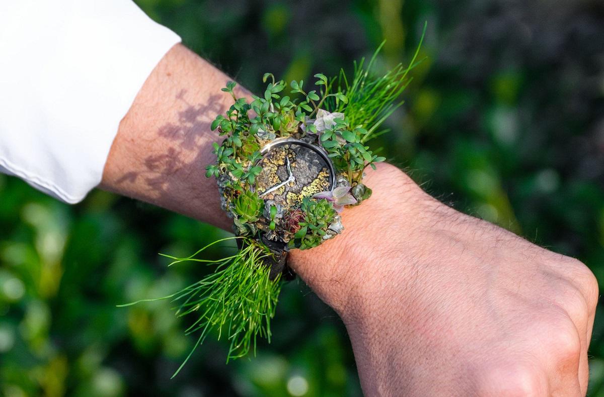 ساعة يد من النبات للتوعية بعواقب التغير المناخي