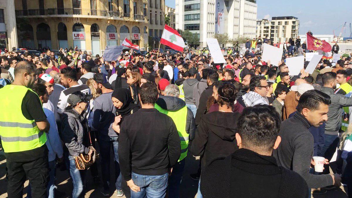 الشارع اللبناني يشهد حالة من التوتر على خلفية الأزمة السياسية