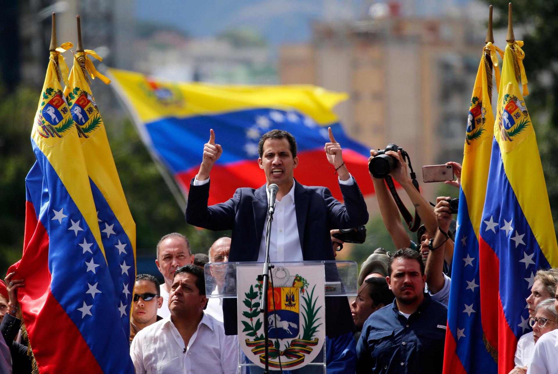 خوان غوايدو رئيس البرلمان الفنزويلي يعلن نفسه رئيسا بالوكالة