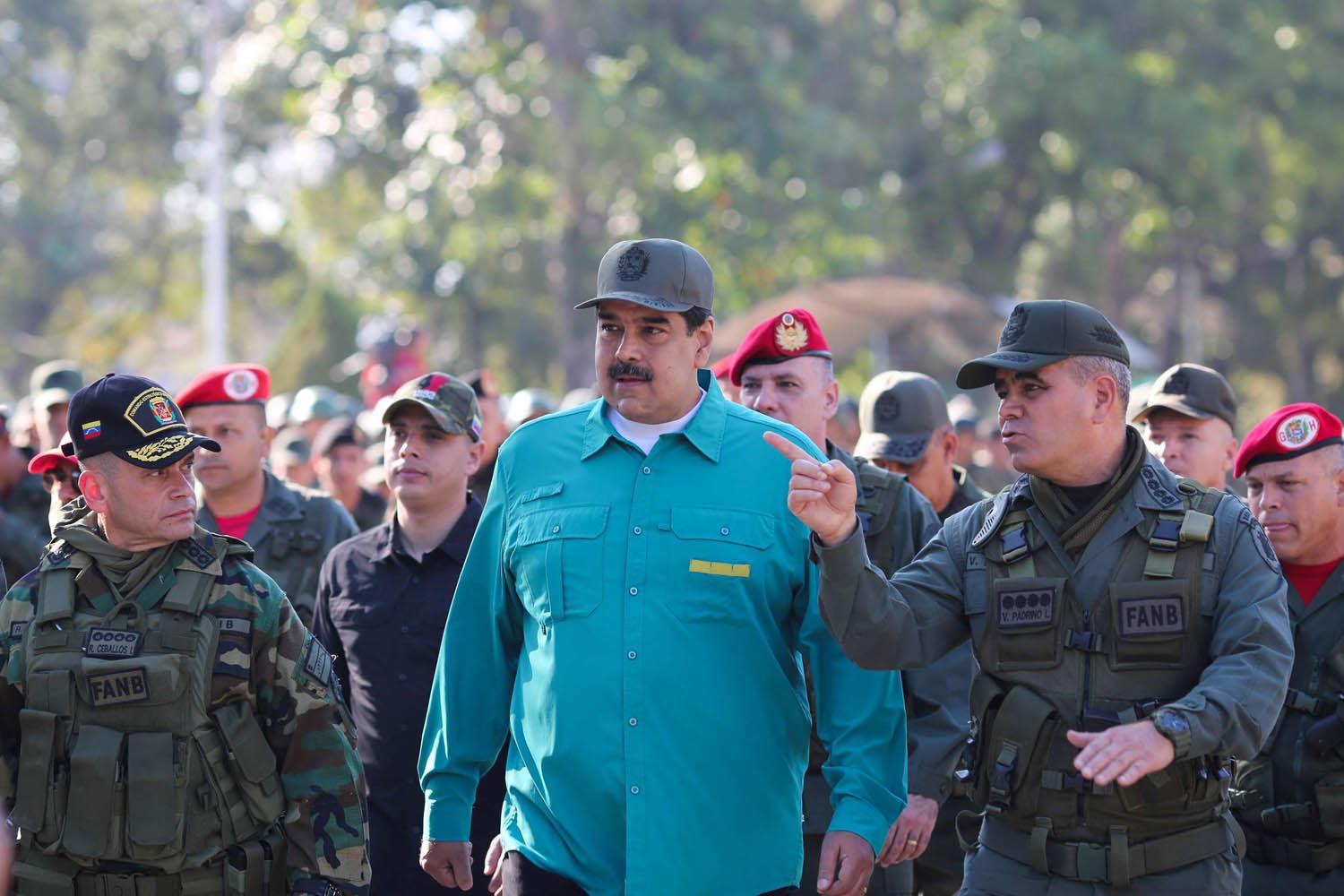 الرئيس نيكولا مادورو وسط جنرالاته