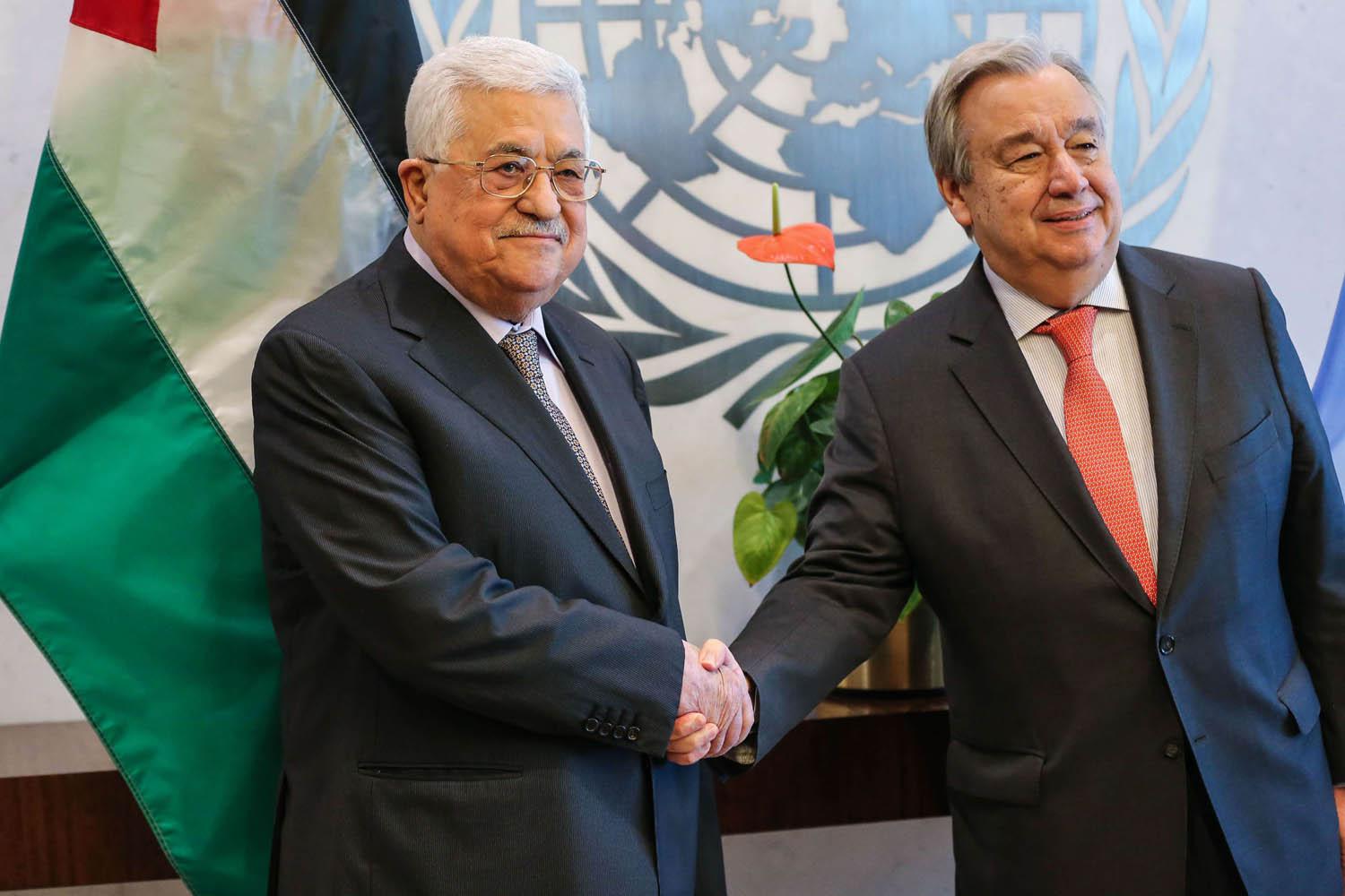الرئيس الفلسطيني محمود عباس يصافح أمين عام الأمم المتحدة أنطونيو غوتيريس