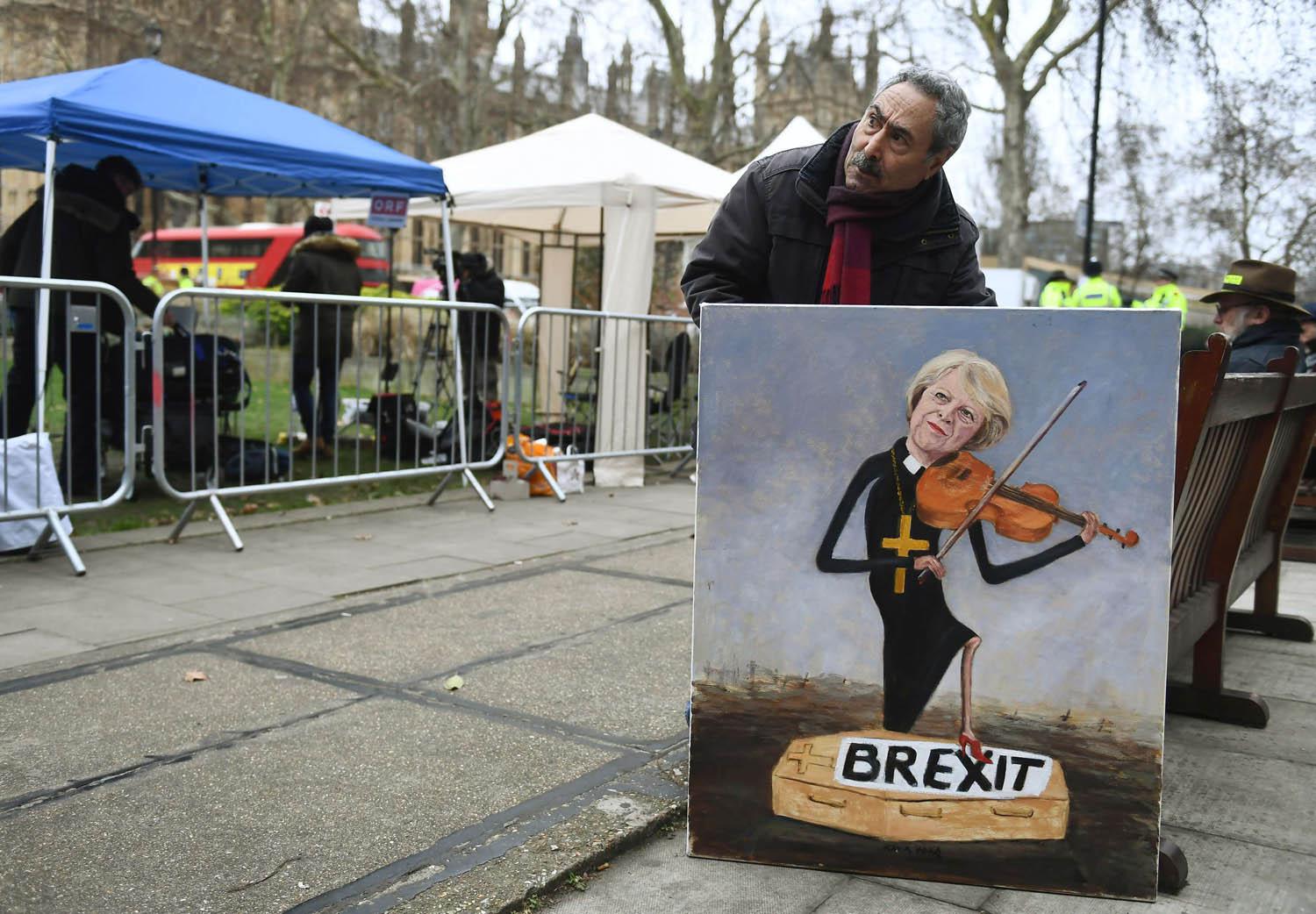 رسام يعرض لوحة لرئيسة الوزراء البريطانية تيريزا ماي