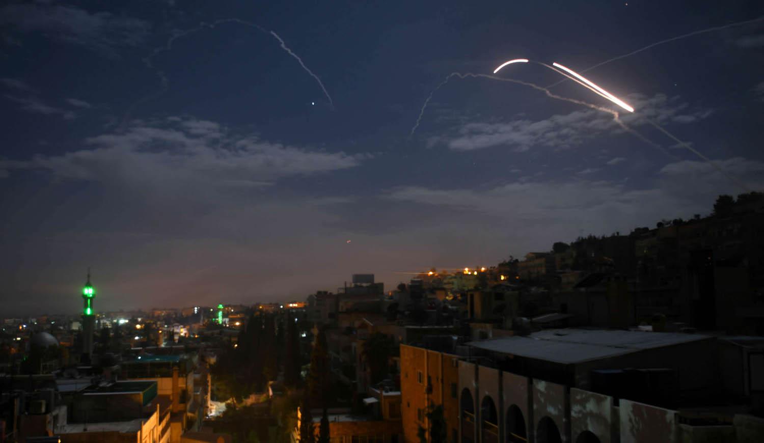 مضادات أرضية سورية تتصدى لصواريخ إسرائيلية تستهدف مواقع إيرانية في محيط دمشق