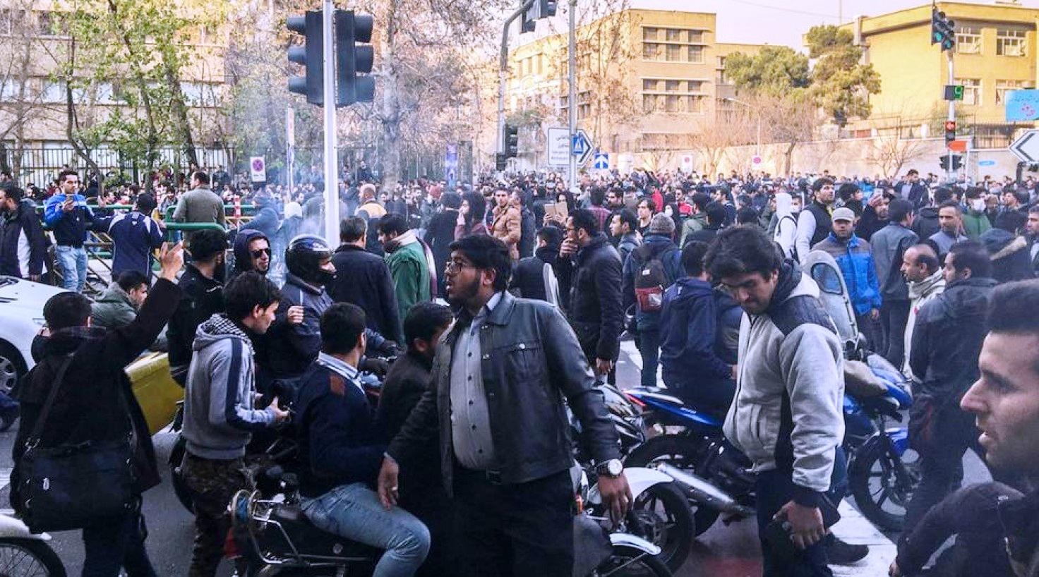 الاحتجاجات العمالية توقفت لكن الاحتقان الشعبي على حاله في إيران