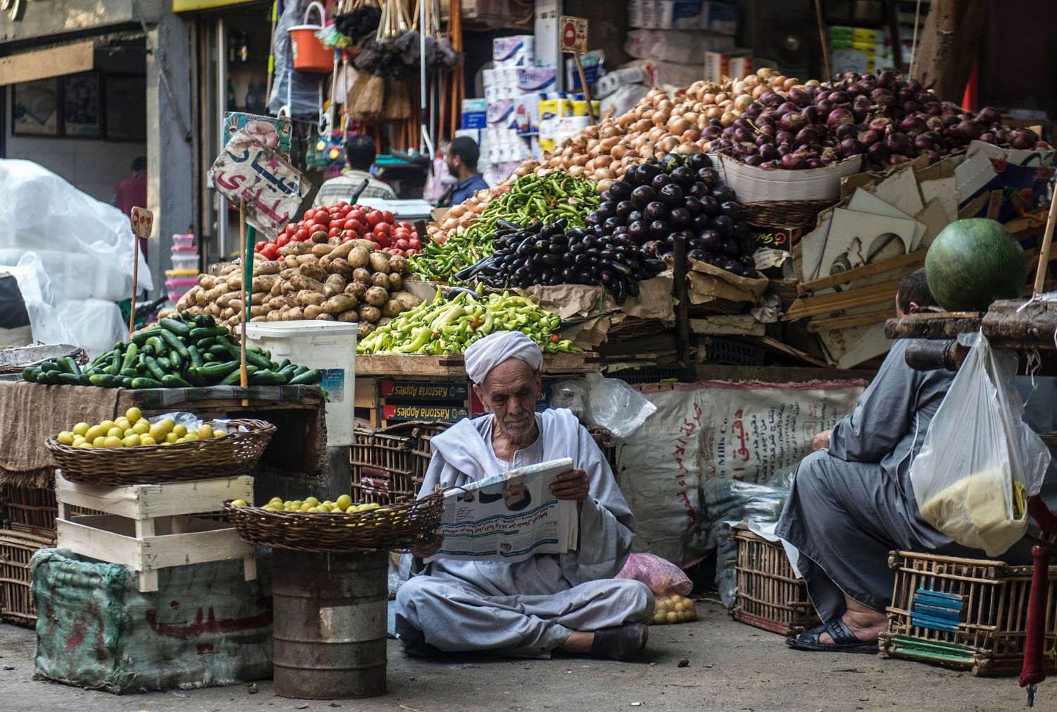 مصري يقرأ جريدة في سوق شعبية في القاهرة