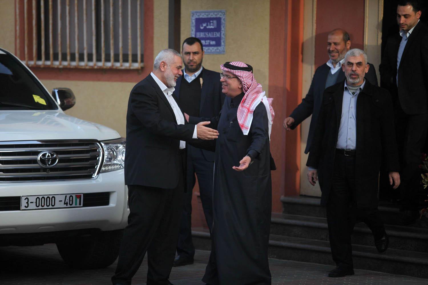 زعيم حركة حماس إسماعيل هنية يودع السفير القطري في غزة محمد العمادي