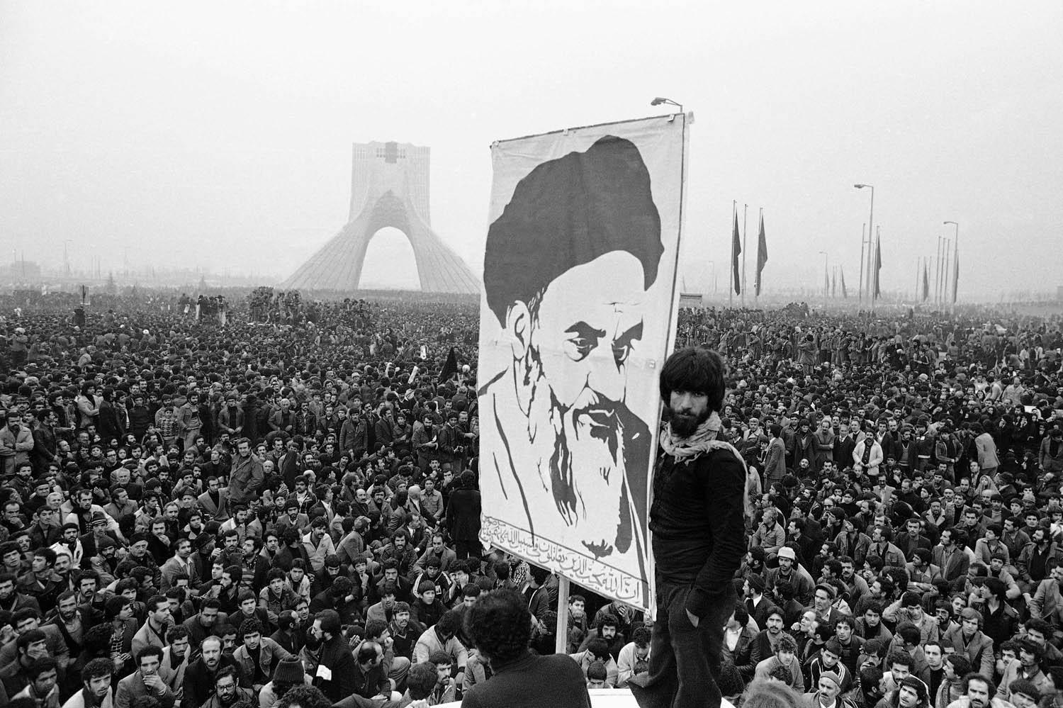 متظاهرون في طهران في 1979 يرفعون صورة الخميني