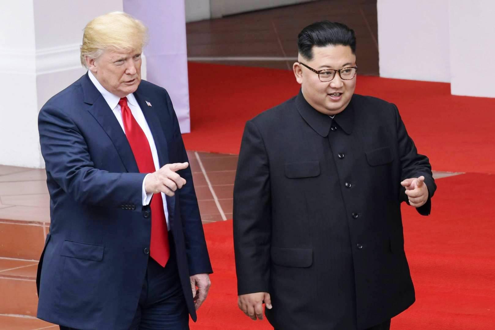 الرئيس الأميركي دونالد ترامب والزعيم الكوري الشمالي كيم جونغ أون في أول لقاء تاريخي بينهما