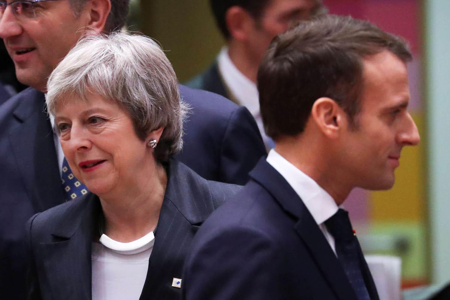الرئيس الفرنسي إيمانويل ماكرون ورئيسة الوزراء البريطانية تريزا ماي في قمة ثادة الاتحاد في بروكسيل