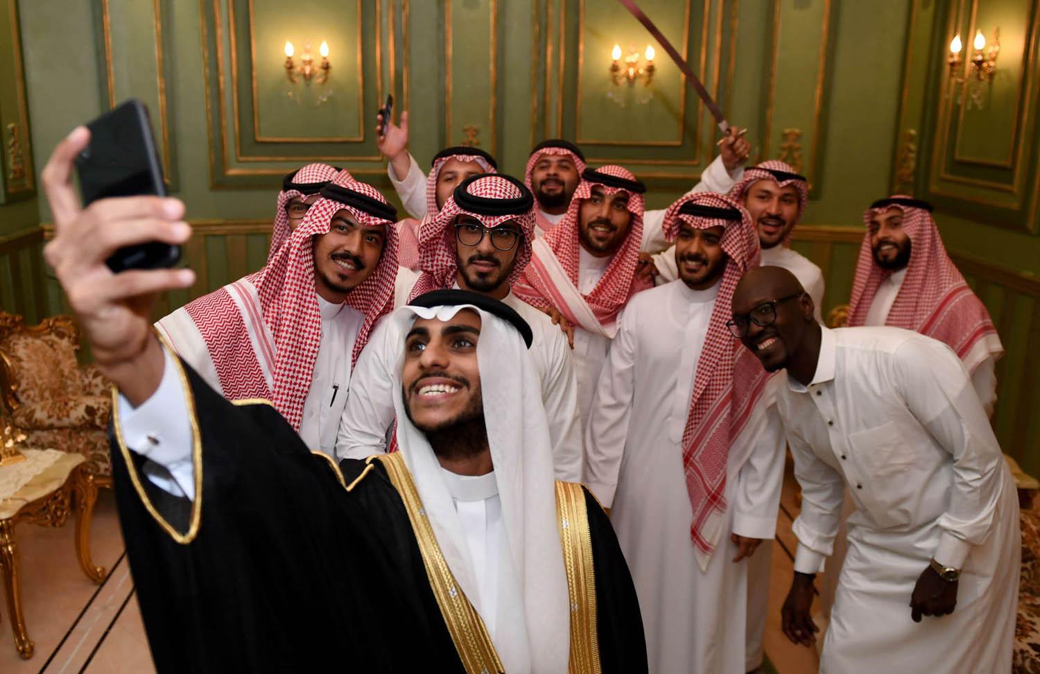 سعوديون يحتفلون بزواج صديق لهم