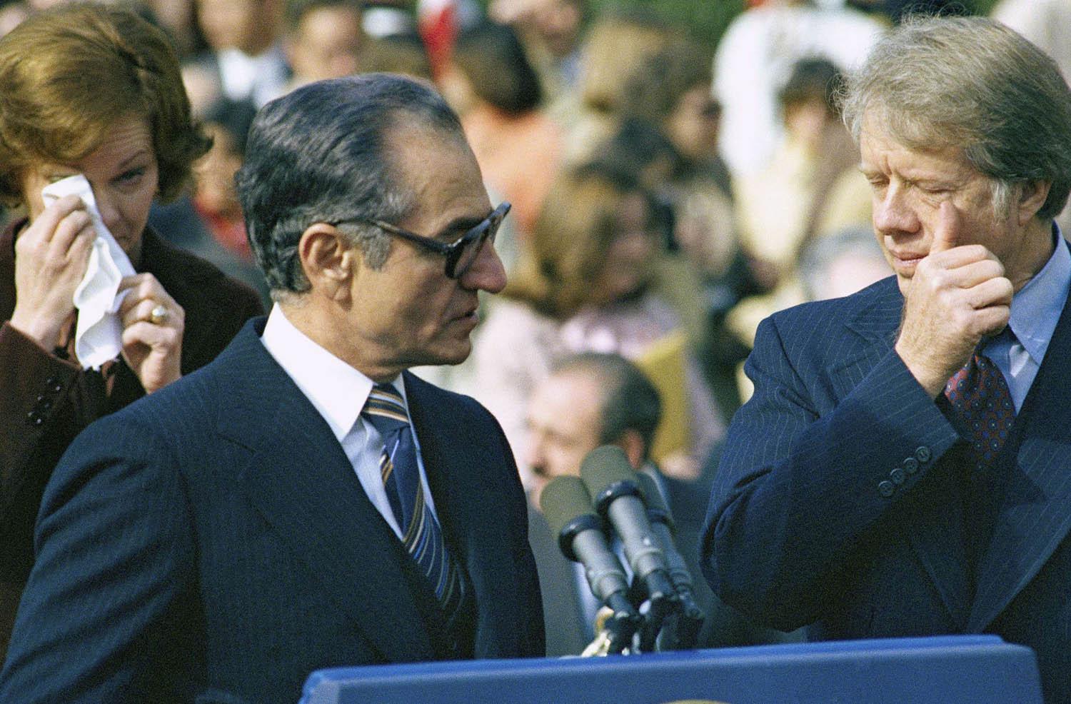 شاه إيران والرئيس الأميركي الأسبق جيمي كارتر في حديقة البيت الأبيض أثناء تظاهرة ضد الشاه اطلقت خلالها غازات مسيلة للدموع (1977)
