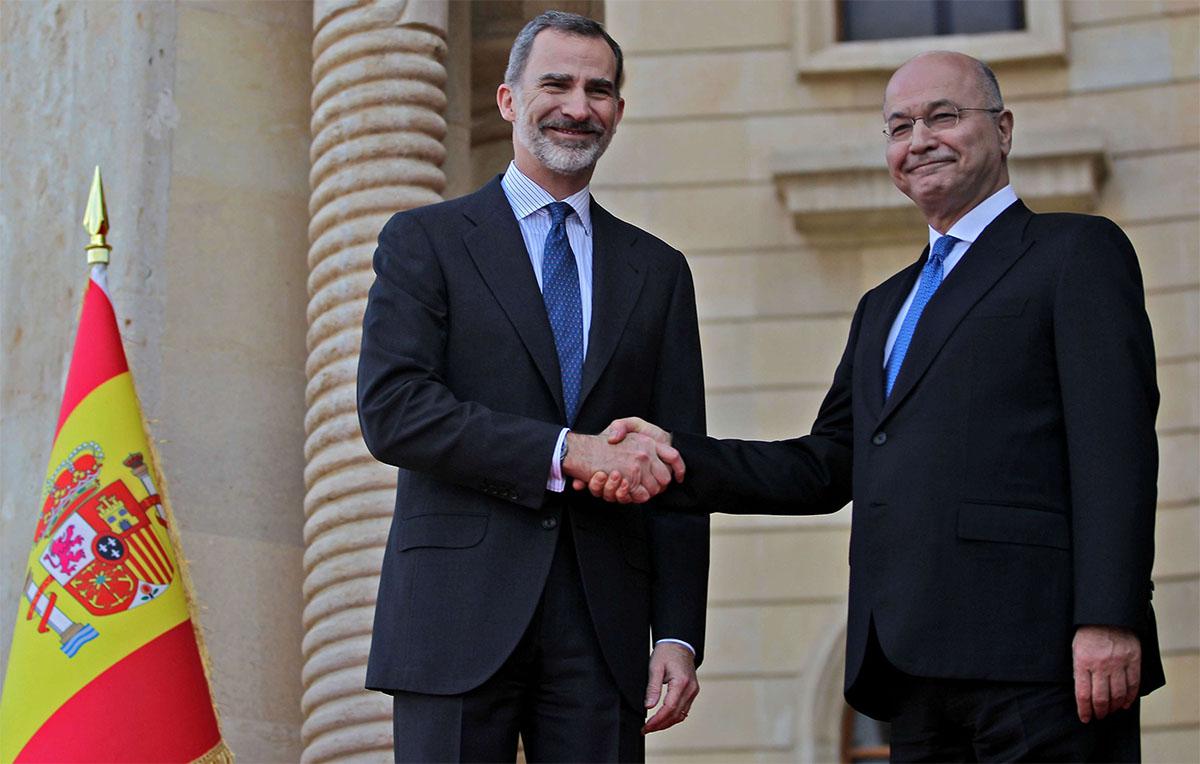 Iraqi President Barham Saleh (R) receives the King of Spain Felipe VI in Baghdad