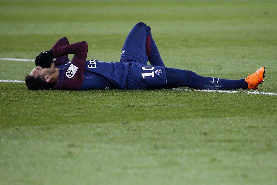 نيمار مستلقيا على الميدان بعيد تعرضه للاصابة خلال مباراة فريقه ضد ستراسبورغ 