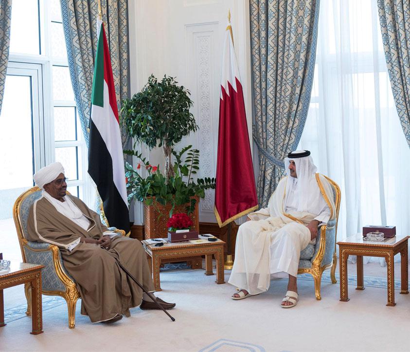أمير قطر الشيخ تميم بن حمد آل ثاني في لقاء سابق مع الرئيس السوداني عمر البشير