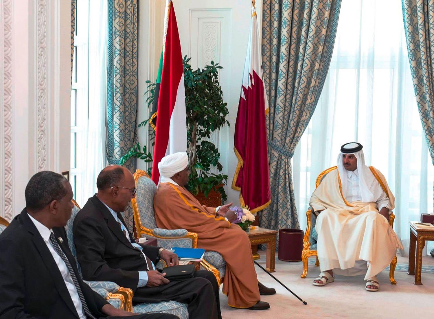 أمير قطر الشيخ تميم بن حمد يستقبل الرئيس السوداني عمر البشير