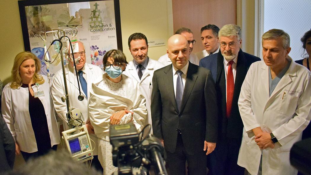 وزير الصحة اللبناني مع المريضة والطاقم الطبي المشرف عليها
