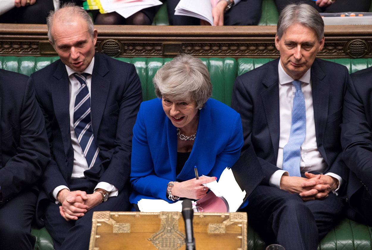 رئيسة الوزراء البريطانية تيريزا ماي تتنفس الصعداء بعد نكسة الثلاثاء
