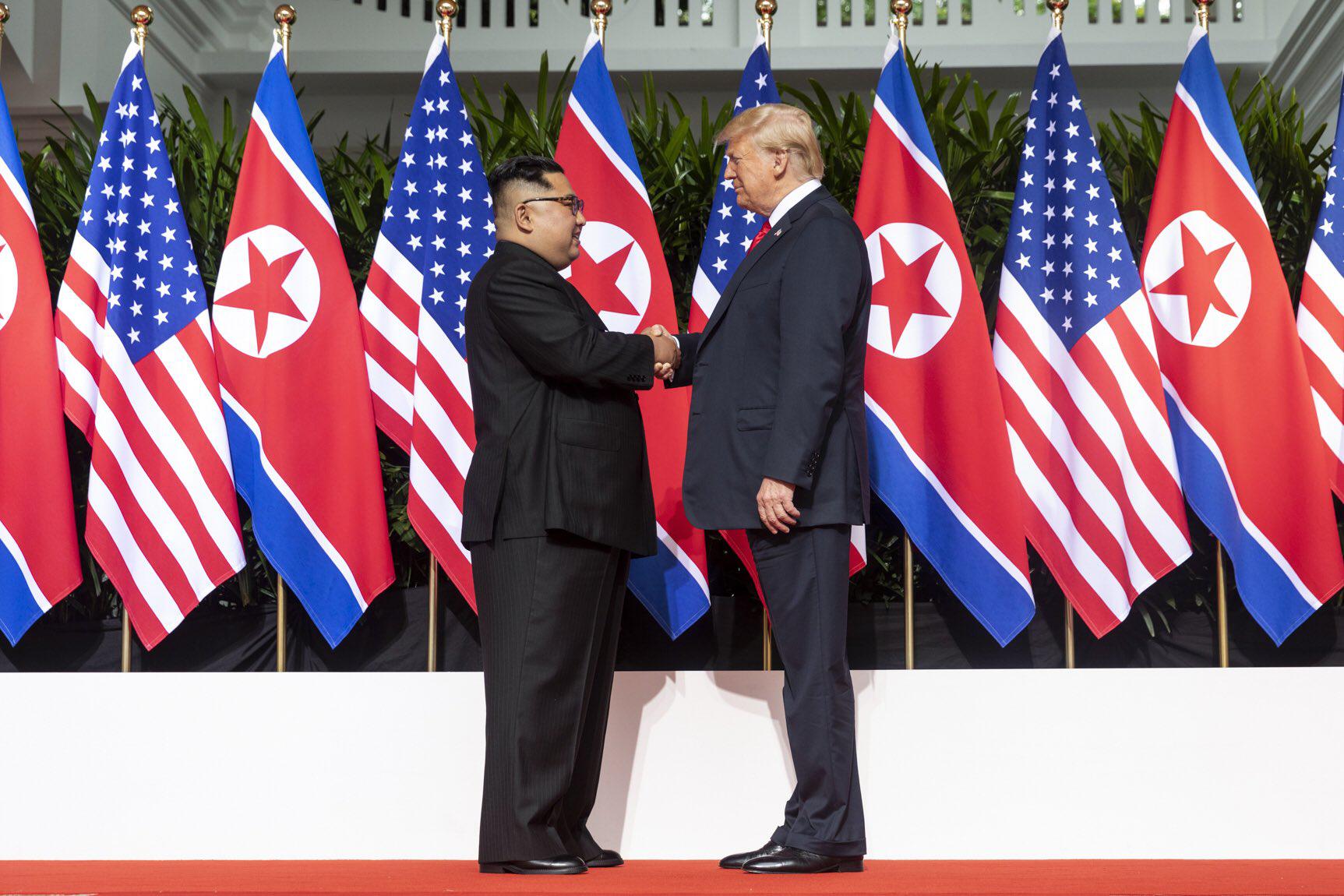 الرئيس الأميركي دونالد ترامب في لقائه السابق بالزعيم الكوري الشمالي كيم جونغ أون