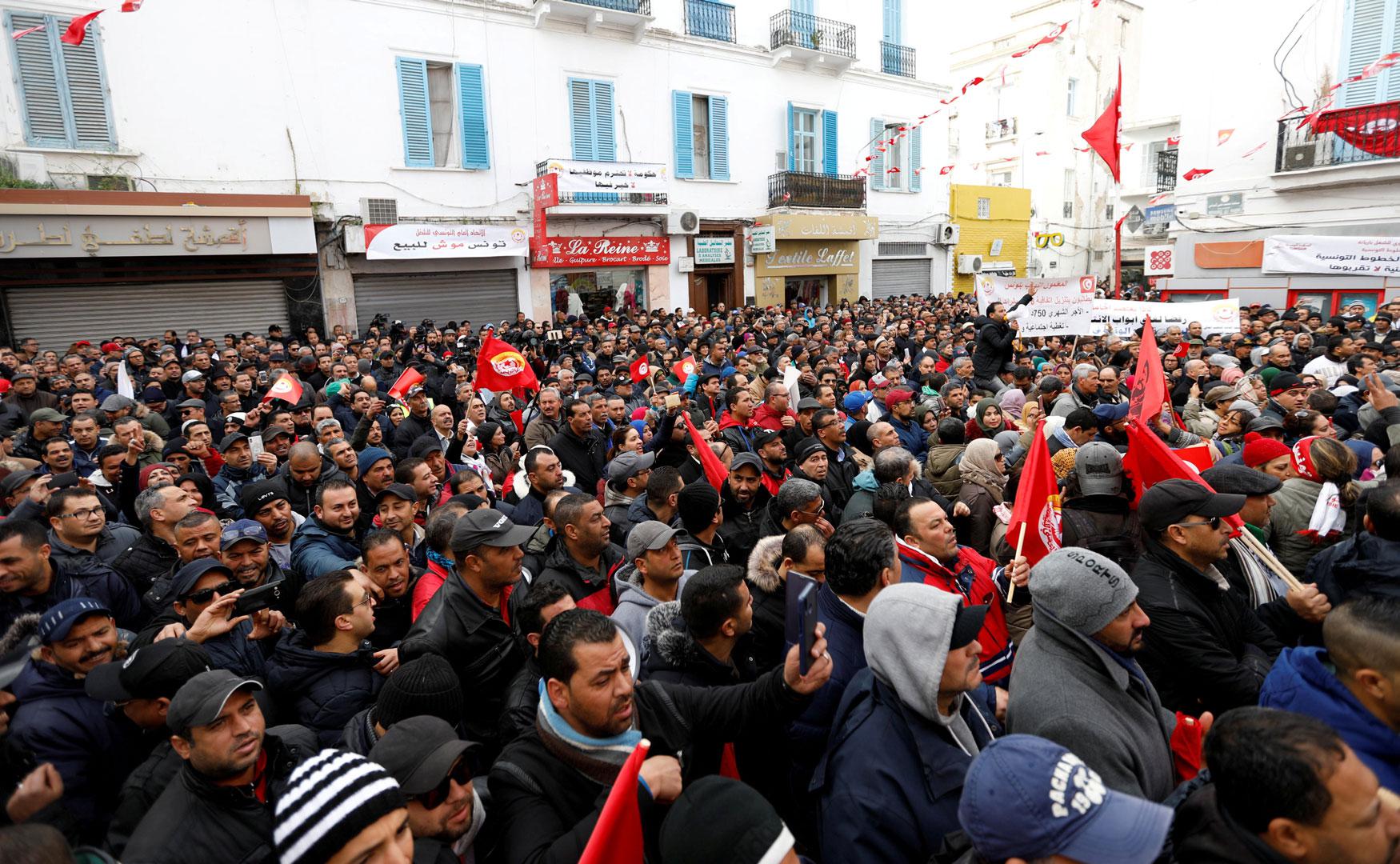 التونسيون ضاقوا ذرعا بالخلافات السياسية وبغلاء المعيشة