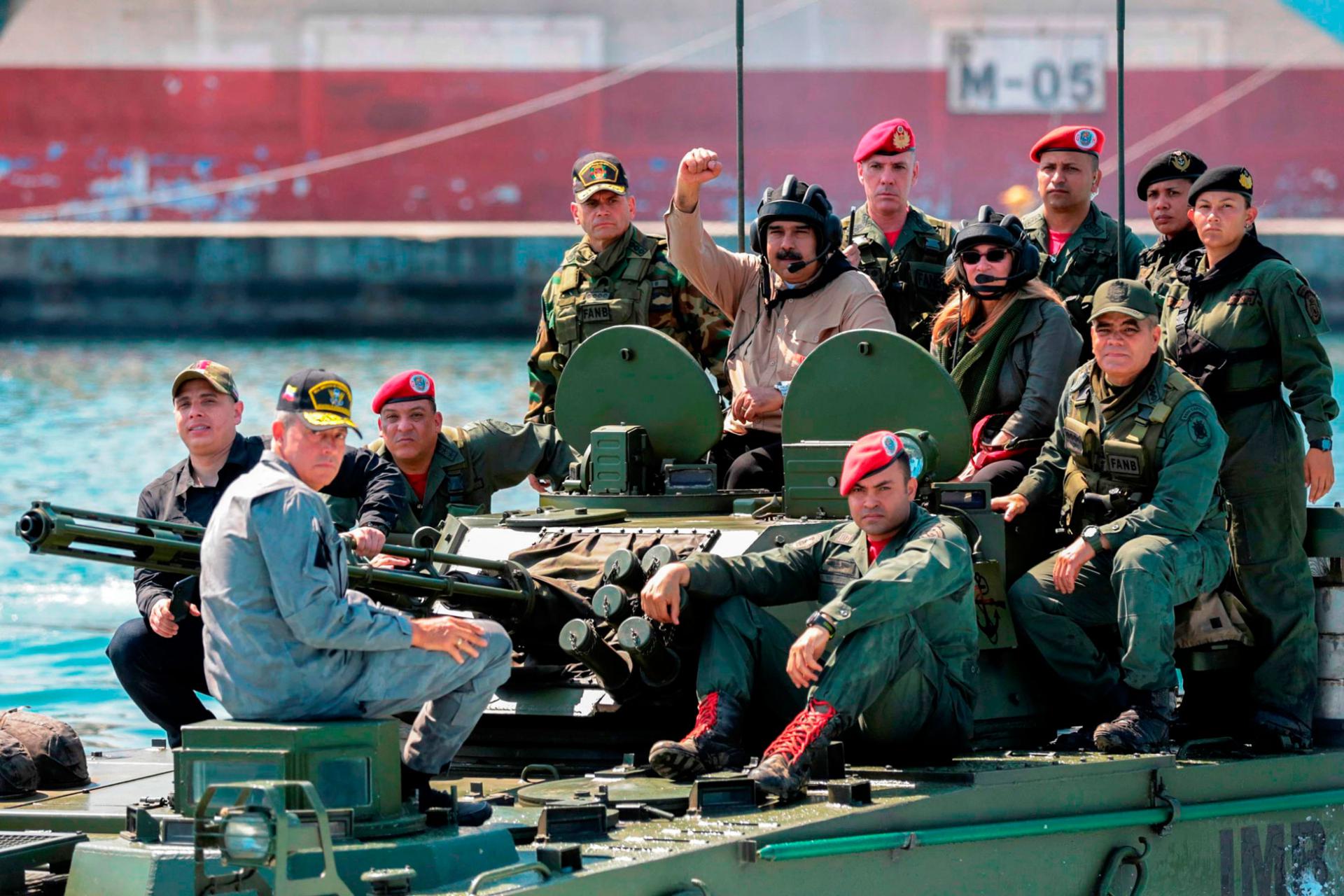 الرئيس الفنزويلي نيكولاس مادورو وزوجته على وسط قيادات عسكرية