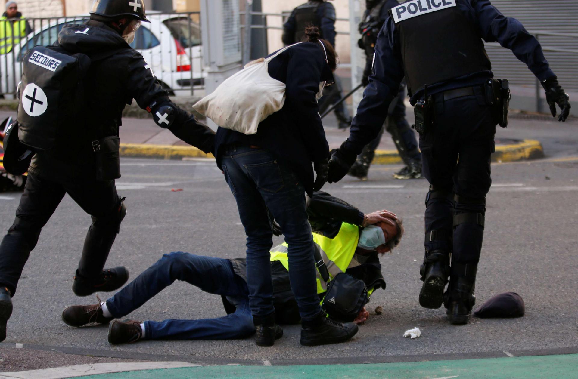 عنف الشرطة الفرنسية مع المحتجين