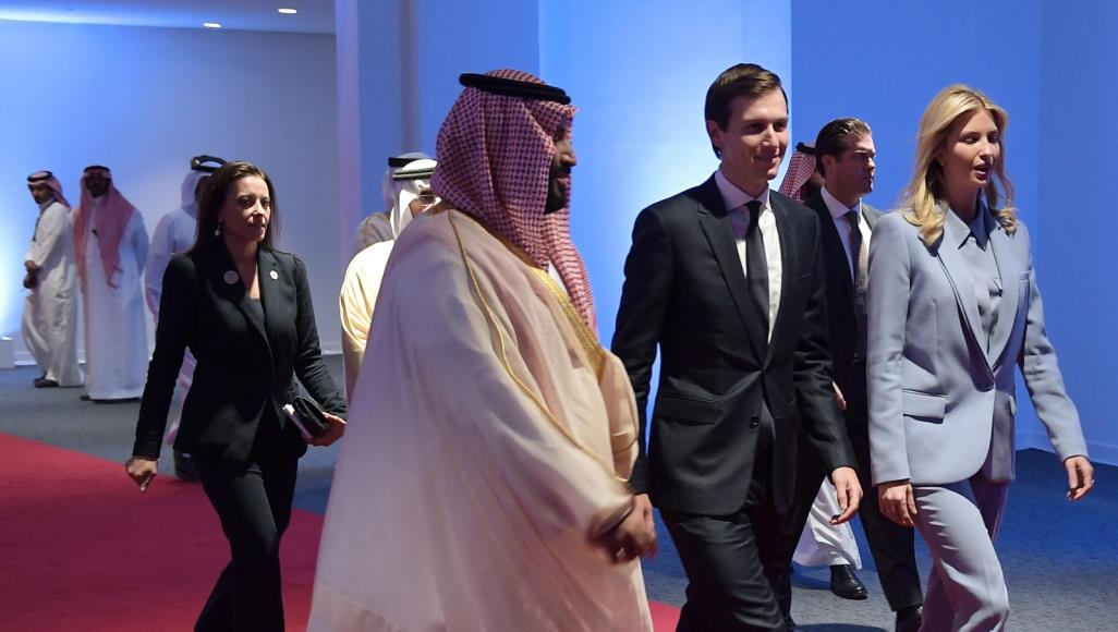 جاريد كوشنر مستشار البيت الأبيض في لقاء سابق مع ولي العهد السعودي الأمير محمد بن سلمان