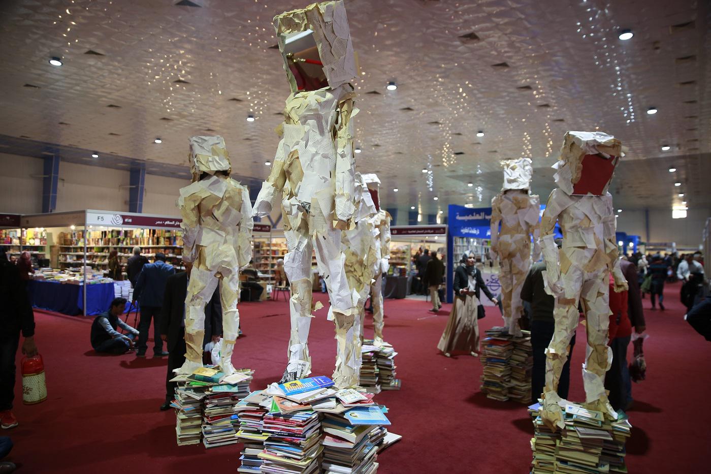 عمل فني جسد فيه التشكيلي العراقي ستار عواد مجموعة من الكتب الورقية على هيئة كتلة بشرية