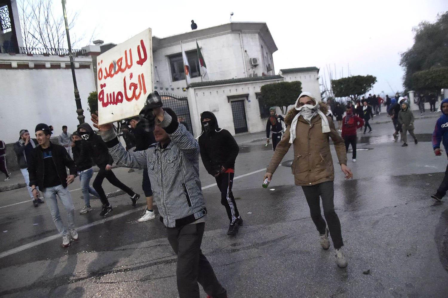 جزائريون يتظاهرون ضد ترشيح الرئيس الجزائري عبدالعزيز بوتفليقة لعهدة خامسة