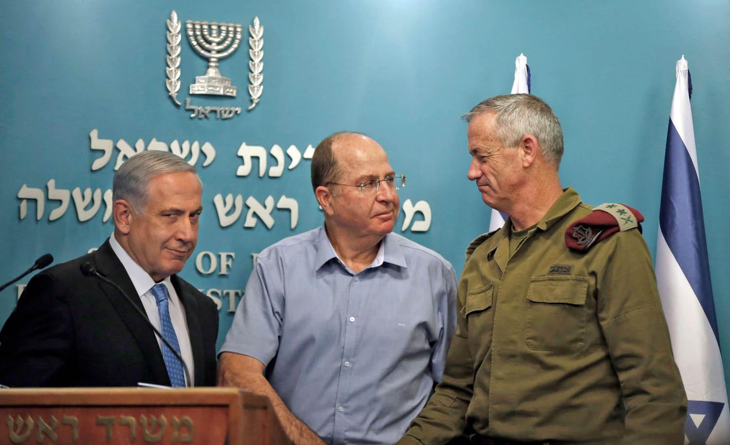 رئيس الوزراء الاسرائيلي بنيامين نتنياهو مع وزير الدفاع موشي يعلون ورئيس الاركان بيني غانتس