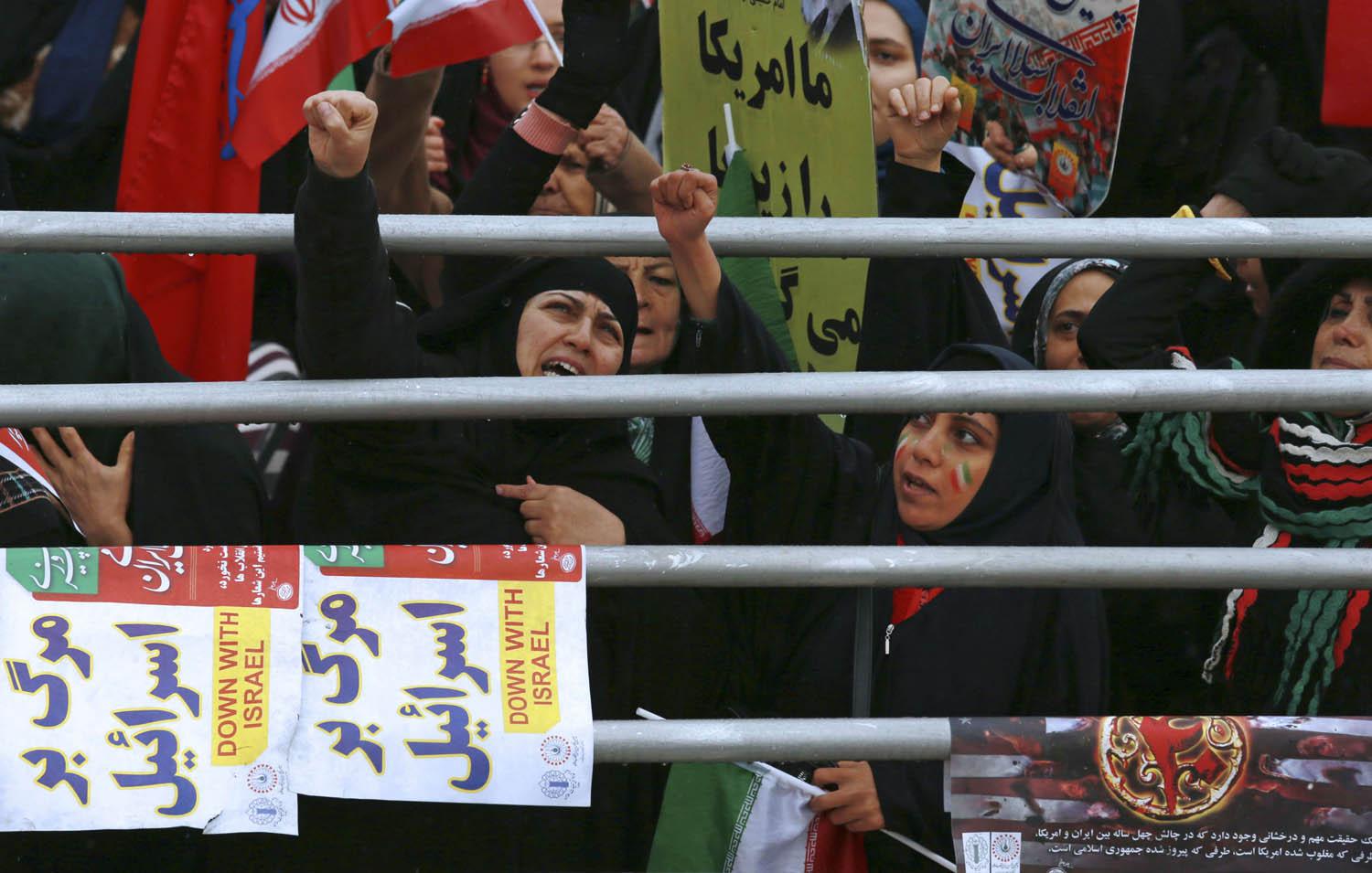 إيرانيات يهتفن بسقوط إسرائيل في ذكرى الثورة الإيرانية