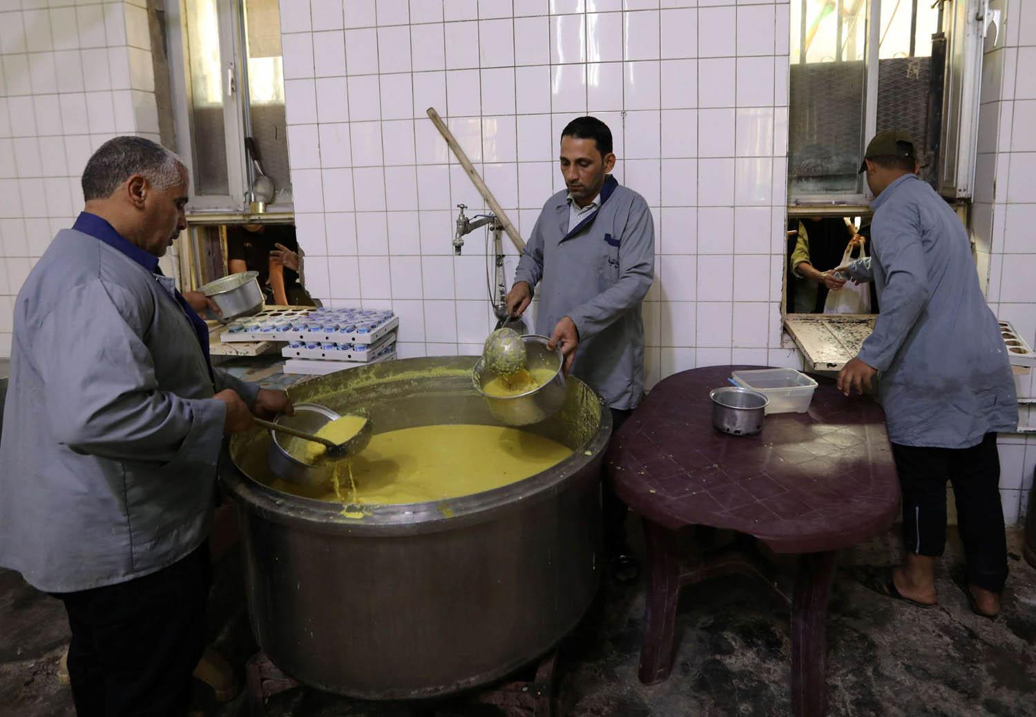 عراقيون يعدون وجبة افطار من العدس خلال شهر رمضان