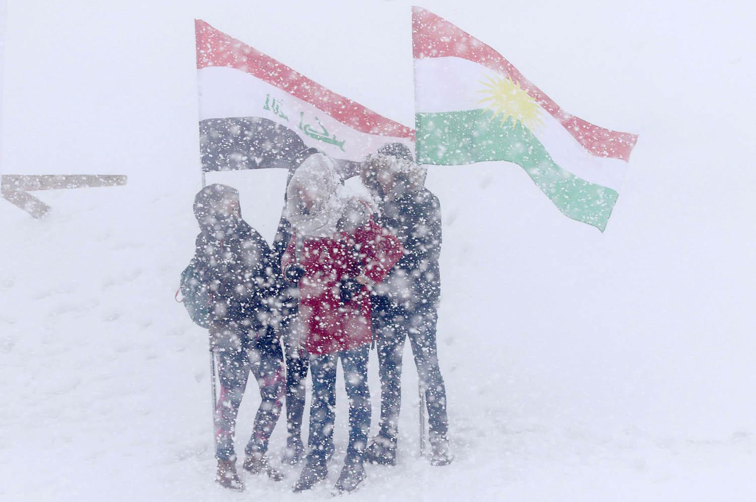 متزحلقون أثناء عاصفة ثلجية في جبال جومان بالقرب من الحدود العراقية الإيرانية