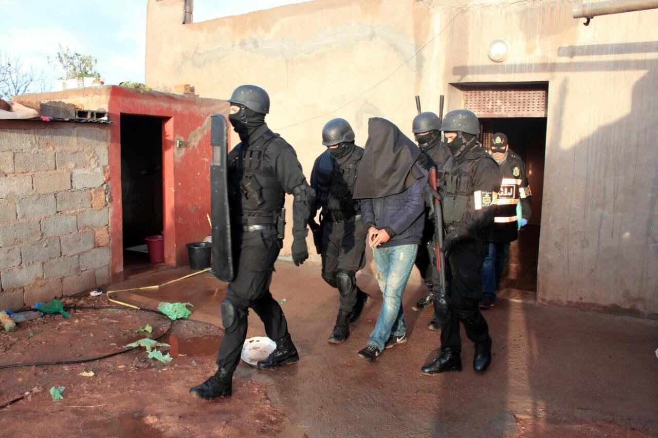 القوات الأمن المغربية تقتاد أحد المشتبه بهم في قتل السائحتين 
