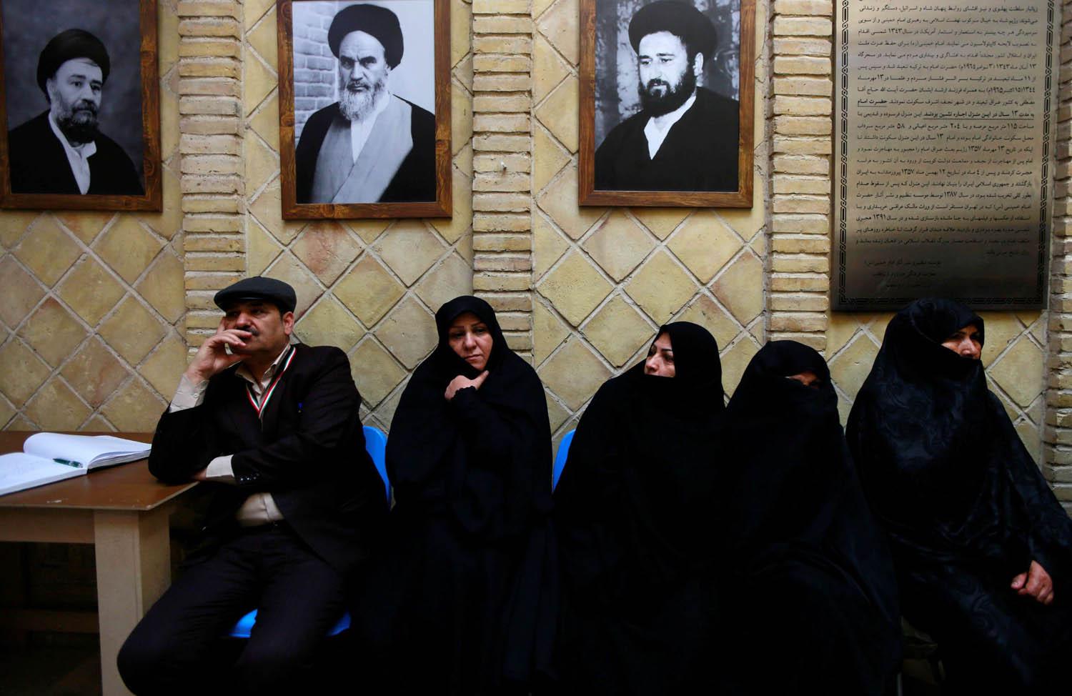 زوار لبيت الخميني في النجف في ذكرى الثورة الإيرانية