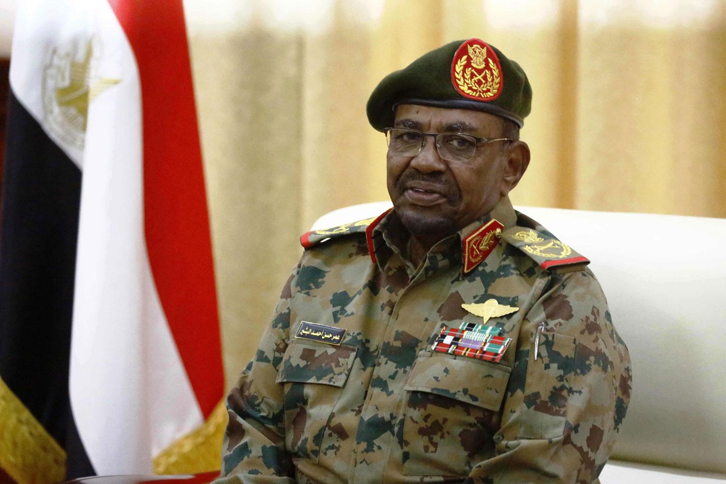 الرئيس السوداني عمر البشير القادم للسلطة بانقلاب عسكري يخشى رحيله بانقلاب عسكري