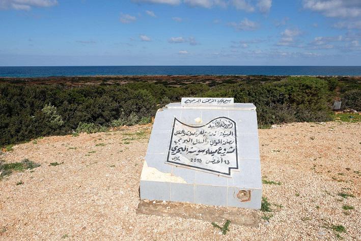 حجر أساس أبيض بجانب شاطئ مهجور قرب ميناء سوسة الليبي 