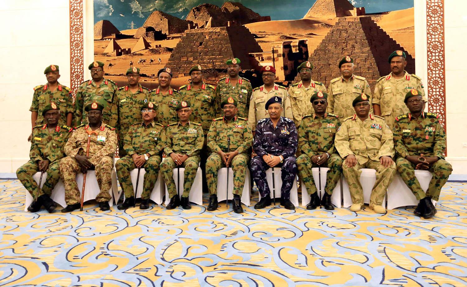 الرئيس السوداني عمر البشير مع عدد من كبار الضباط الذين تولوا مناصب الحكم في البلاد