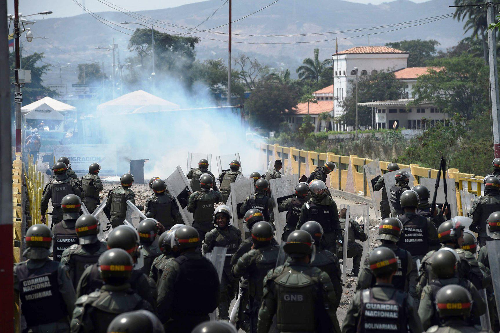 قوات فنزويلية تمنع دخول مساعدات دولية عالقة على الحدود مع كولومبيا