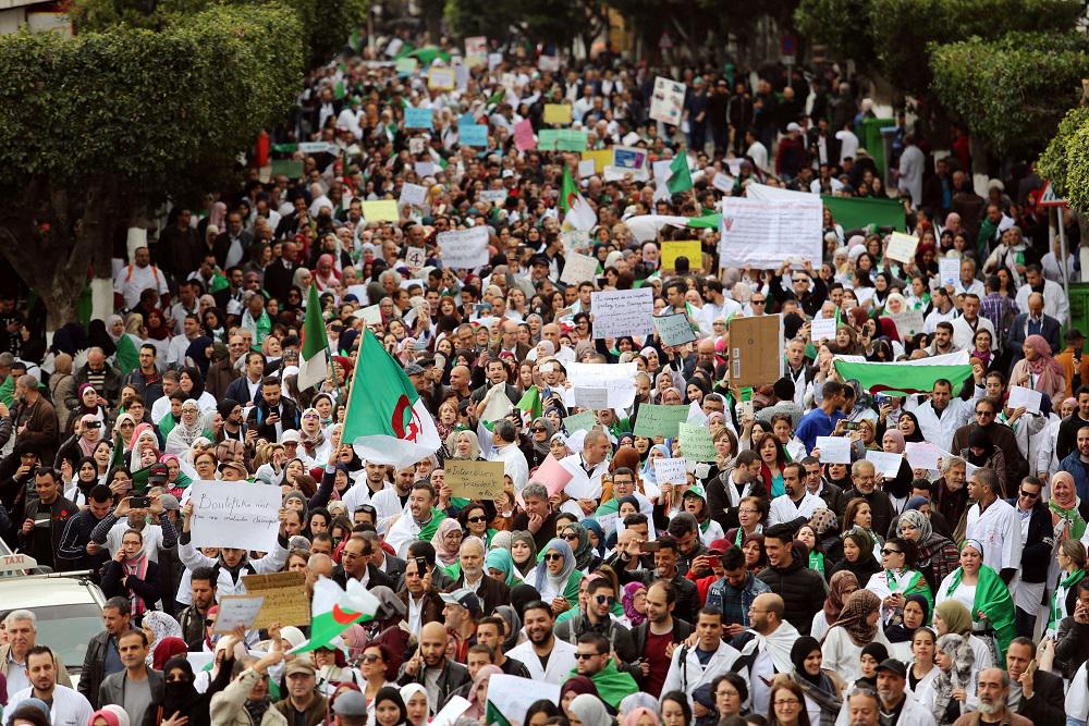 المحتجون ضد الرئيس الجزائري عبدالعزيز بوتفليقة