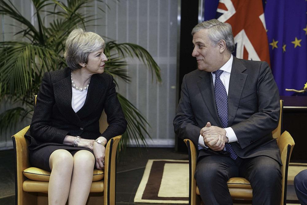 رئيسة الوزراء البريطانية تيريزا ماي تلتقي رئيس البرلمان الاوروبي انطونيو تاجاني