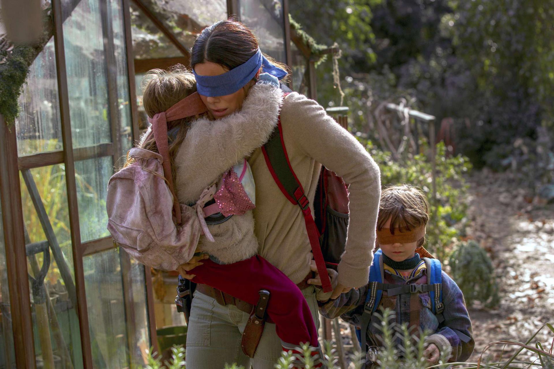 ساندرا بولوك مع طفليها في مشهد من فيلم "بيرد بوكس"