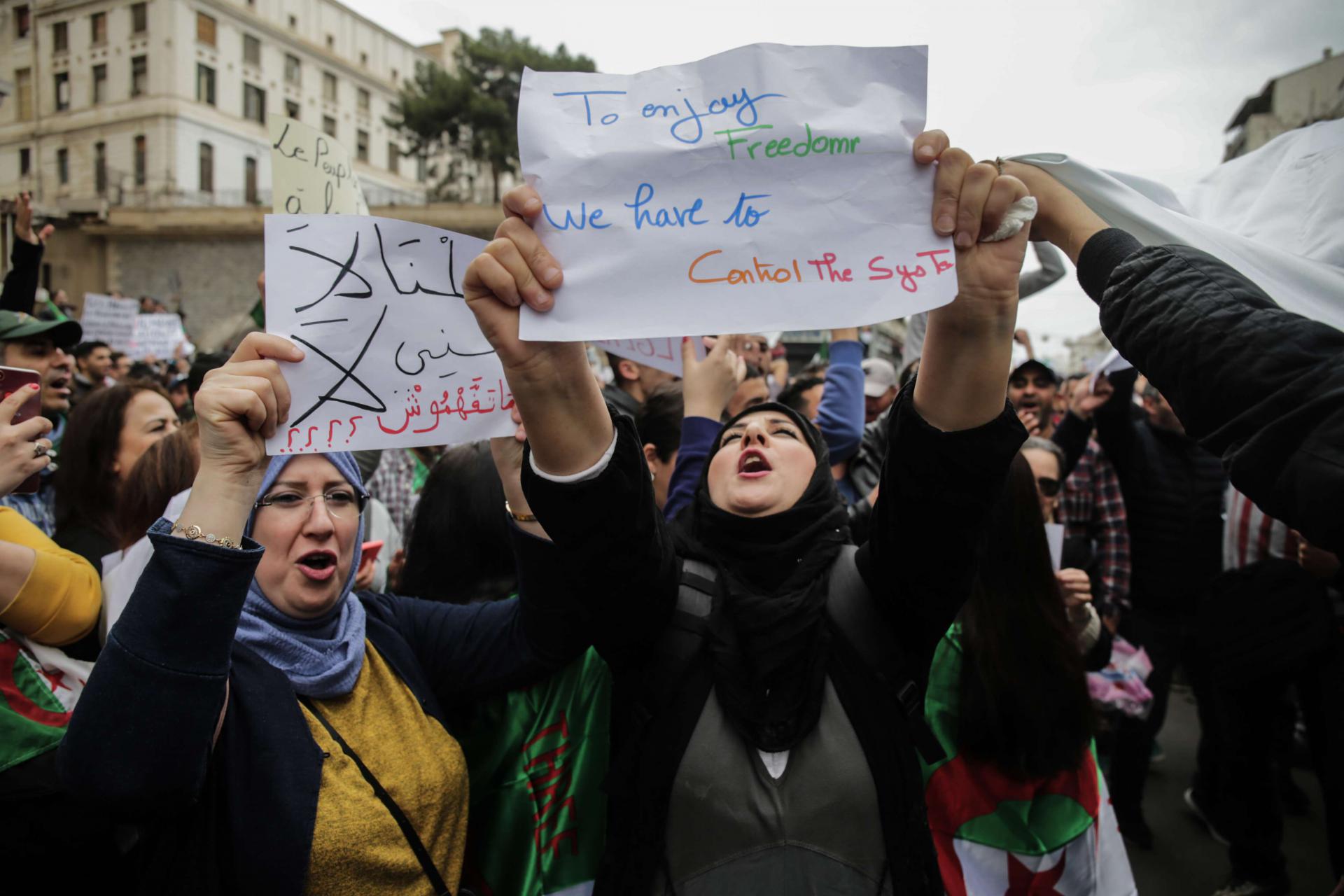 الجزائريون يحتجون ضد بوتفليقة