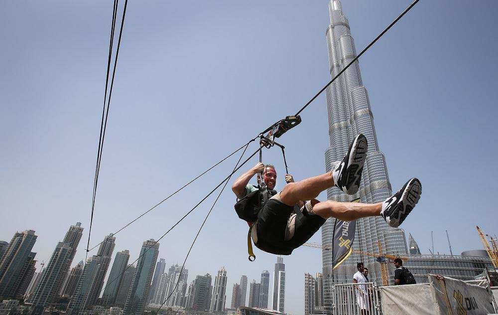 سائح يمارس رياضة على الأسلاك بين أبراج دبي