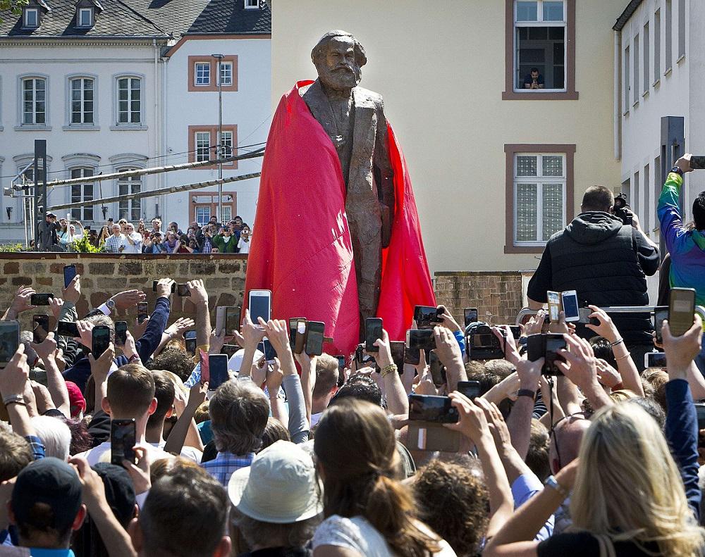 هدية من الصين لألمانيا تمثال برونزي لكارل ماركس في مدينة ترير الألمانية مسقط رأسه