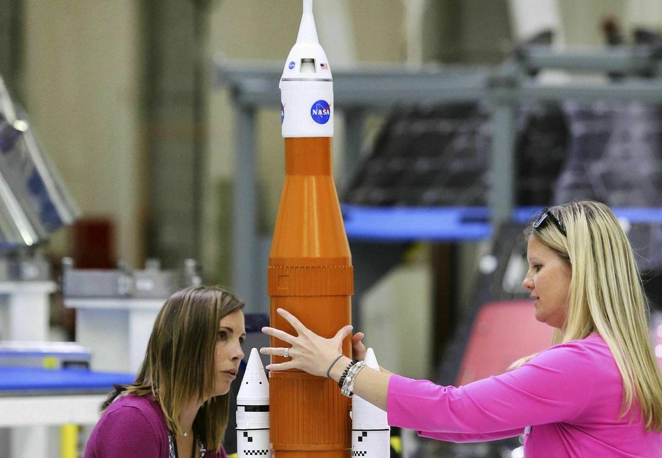 موظفتان في ناسا تنقلان نموذجا لصاروخ سينطلق في آذار